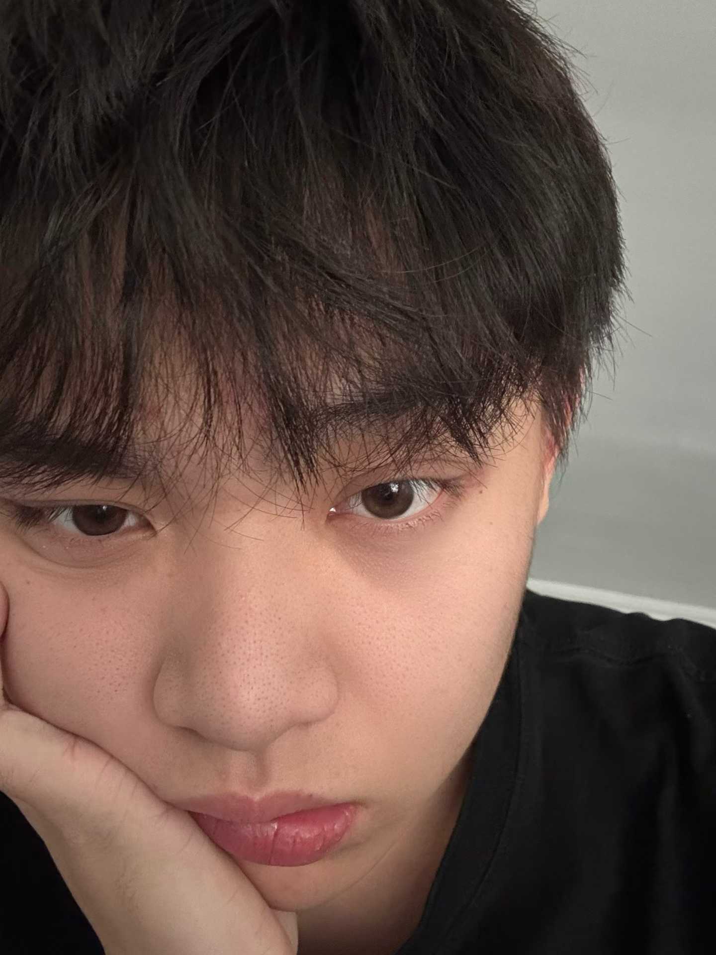 Pikachu 围着围巾、手拿 BOSS 罐装饮料的插画